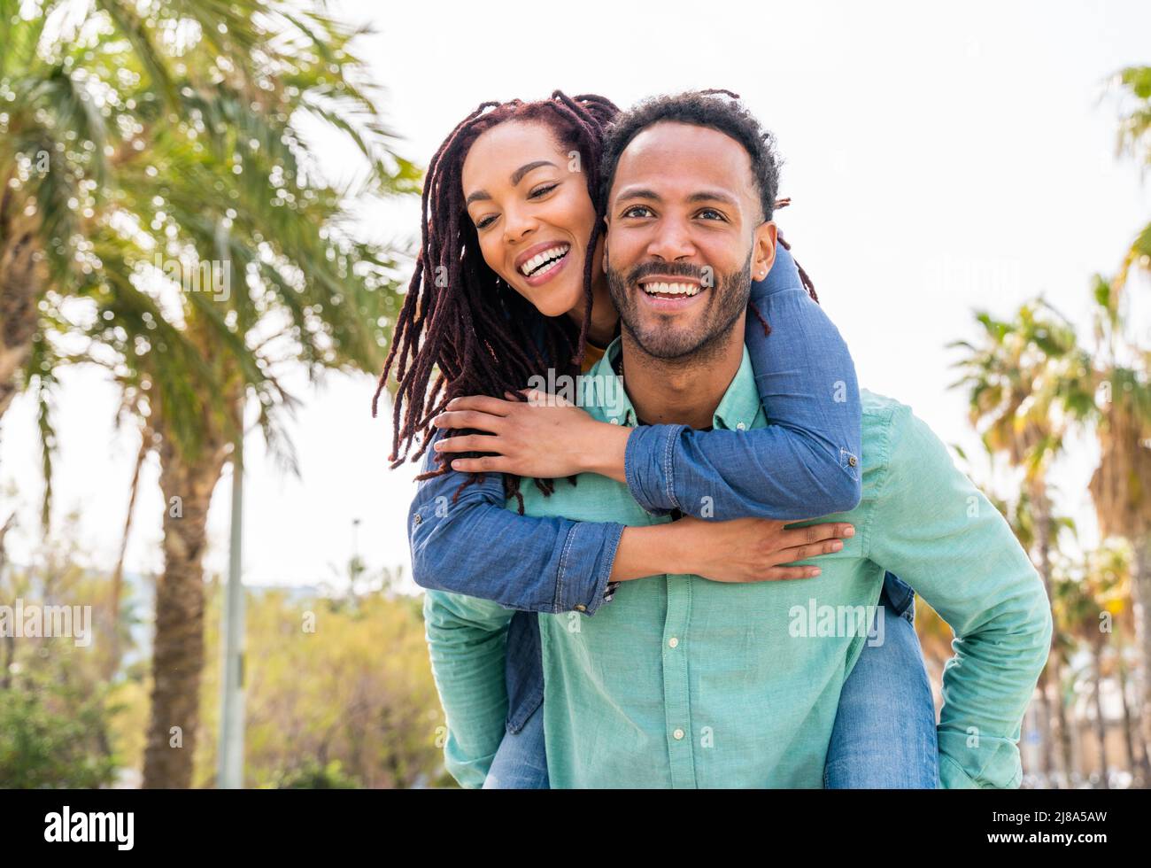 Hermoso feliz pareja de latinos hispanos amantes de salir al aire libre - turistas en Barcelona divertirse durante las vacaciones de verano, la gente se une en un parque w Fotografía de Hermoso feliz pareja de latinos hispanos amantes de salir al aire libre - turistas en Barcelona divertirse durante las vacaciones de verano, la gente se une en un parque w Fotografía de