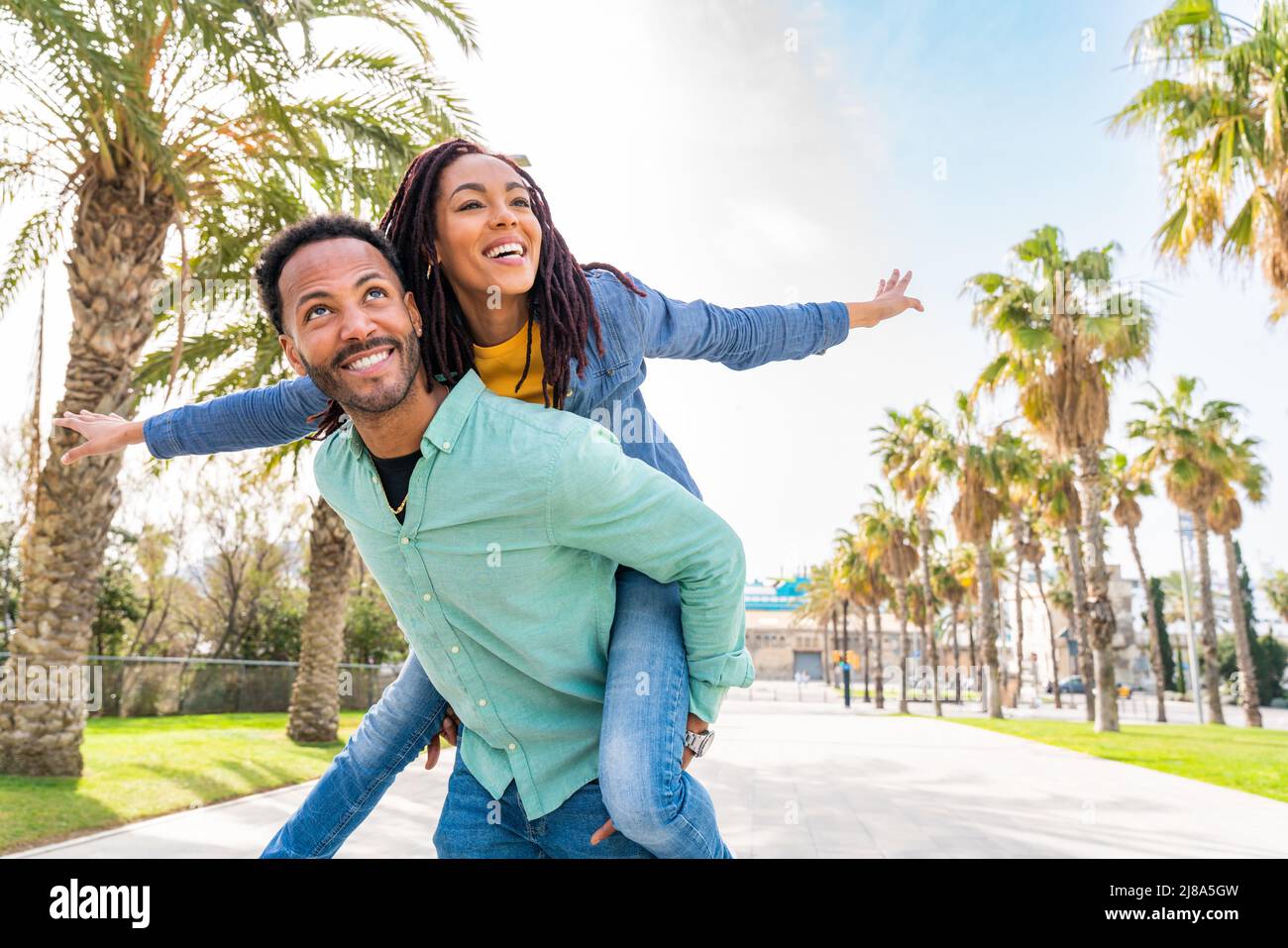 Hermoso feliz pareja de latinos hispanos amantes de salir al aire libre - turistas en Barcelona divertirse durante las vacaciones de verano, la gente se une en un parque w Fotografía de Hermoso feliz pareja de latinos hispanos amantes de salir al aire libre - turistas en Barcelona divertirse durante las vacaciones de verano, la gente se une en un parque w Fotografía de