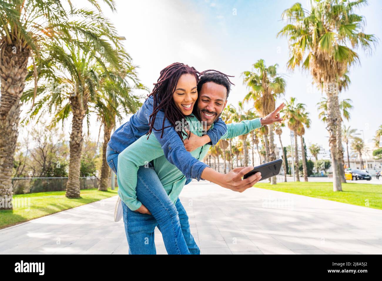 Hermoso feliz pareja de latinos hispanos amantes de salir al aire libre - turistas en Barcelona divertirse durante las vacaciones de verano, la gente se une en un parque w Fotografía de Hermoso feliz pareja de latinos hispanos amantes de salir al aire libre - turistas en Barcelona divertirse durante las vacaciones de verano, la gente se une en un parque w Fotografía de