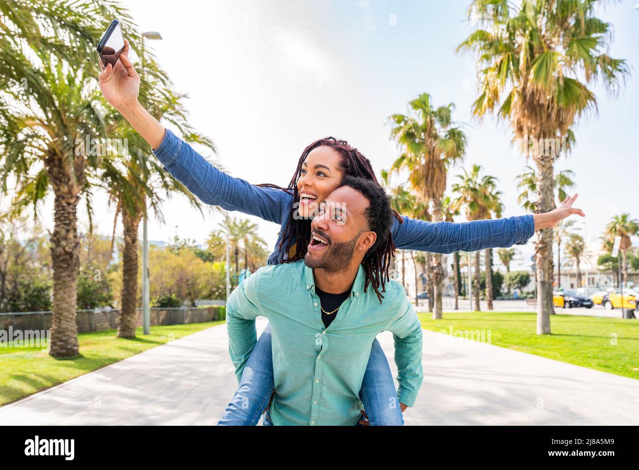 Hermoso feliz pareja de latinos hispanos amantes de salir al aire libre -  turistas en Barcelona divertirse durante las vacaciones de verano, la gente  se une en un parque w Fotografía de