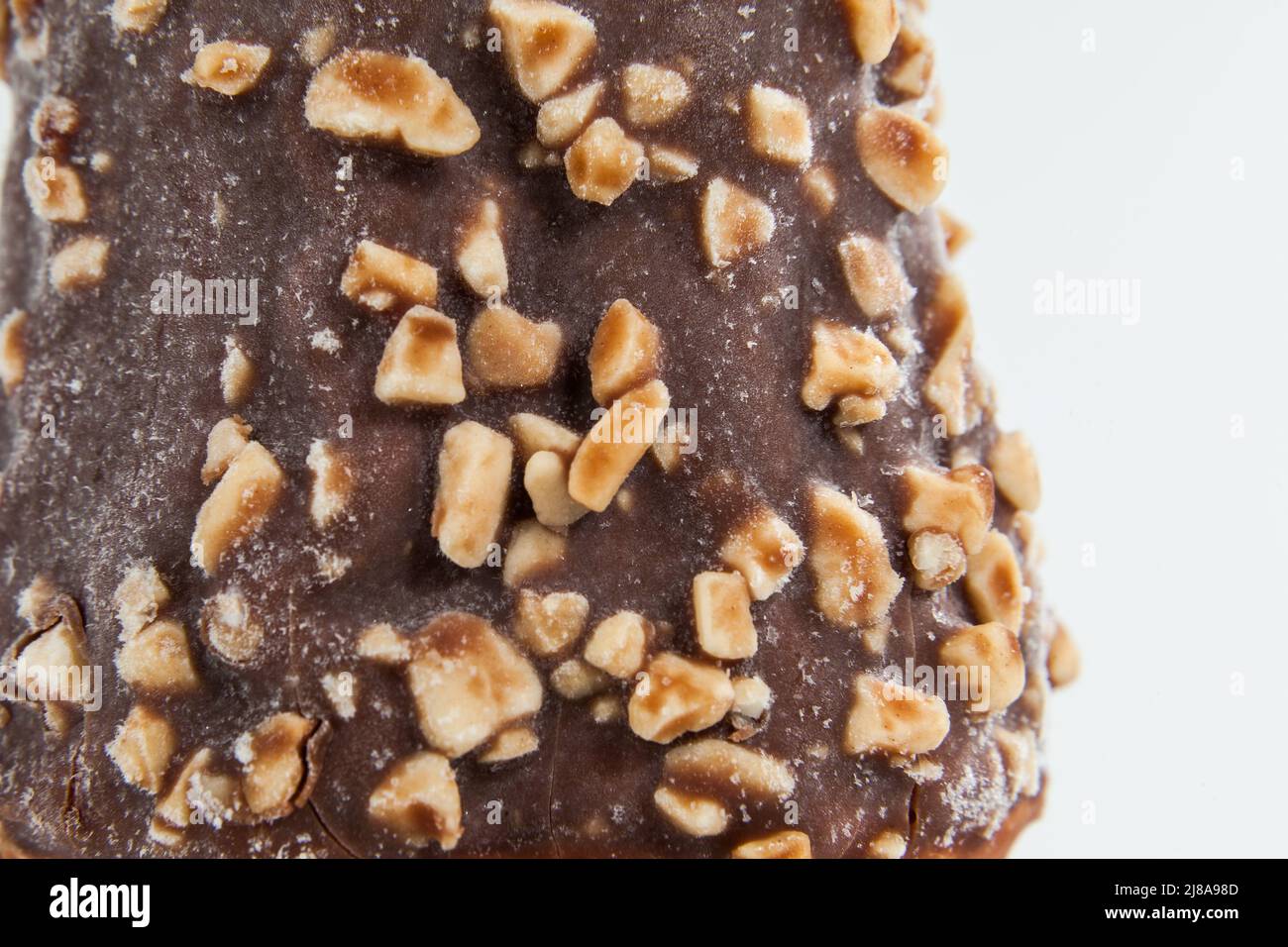 helado con revestimiento de chocolate y trozos de cacahuetes Foto de stock