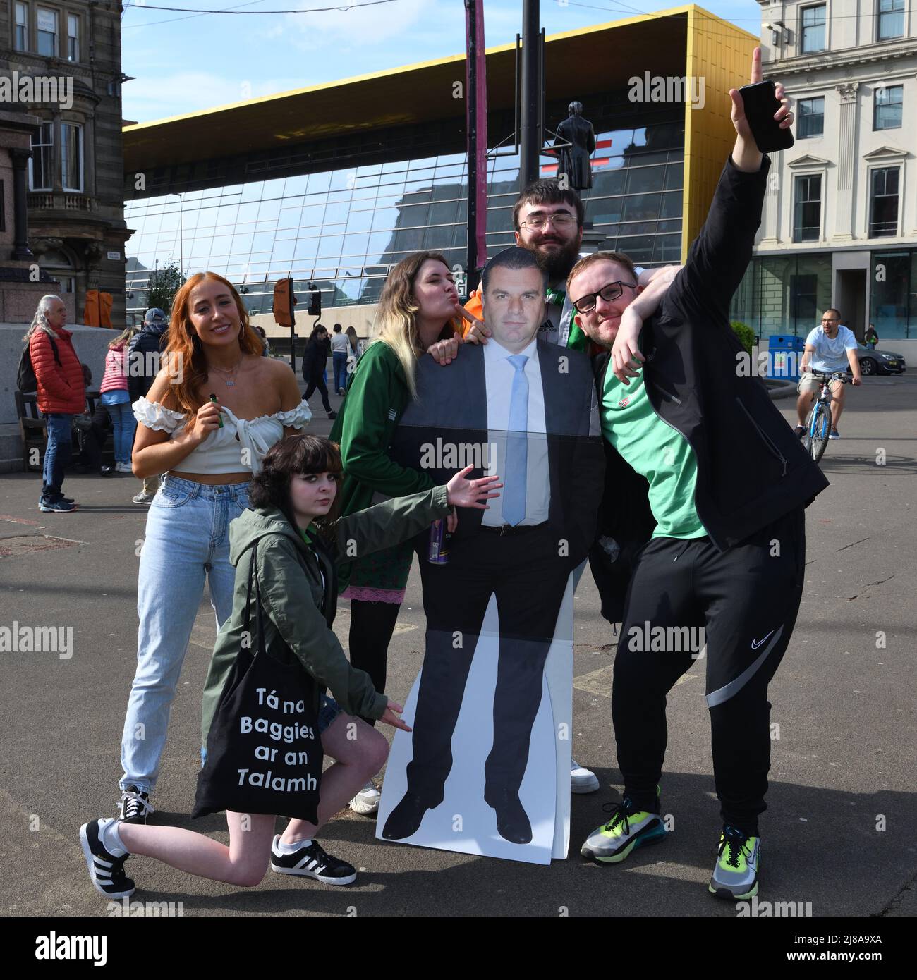 14th, mayo, 2022. Glasgow, Escocia. Los aficionados al fútbol se reúnen en George Square para celebrar la temporada ganadora del título de los Celtic Football Clubs. Estos fans celebran con corte de cartón de Ange Postecoglou. Crédito. Douglas Carr/Alamy Live News Foto de stock