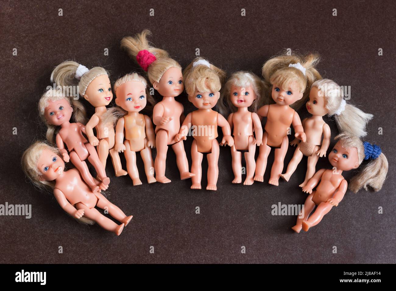 Colección de las muñecas de juguete Simba y otras sobre fondo oscuro Foto de stock