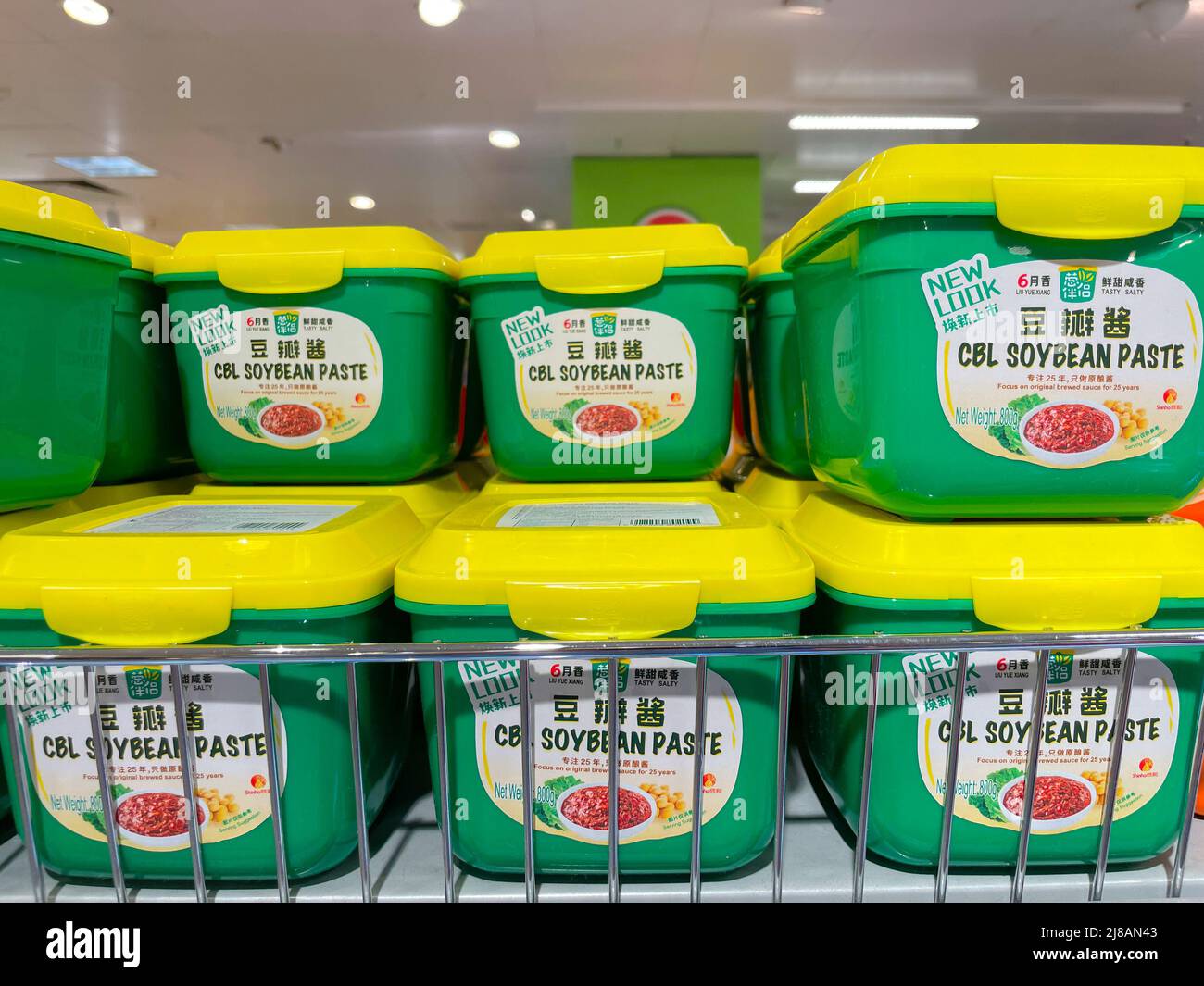 Nuremberg, Alemania - Mai 14, 2022: Pasta de soja en un supermercado. Foto de stock