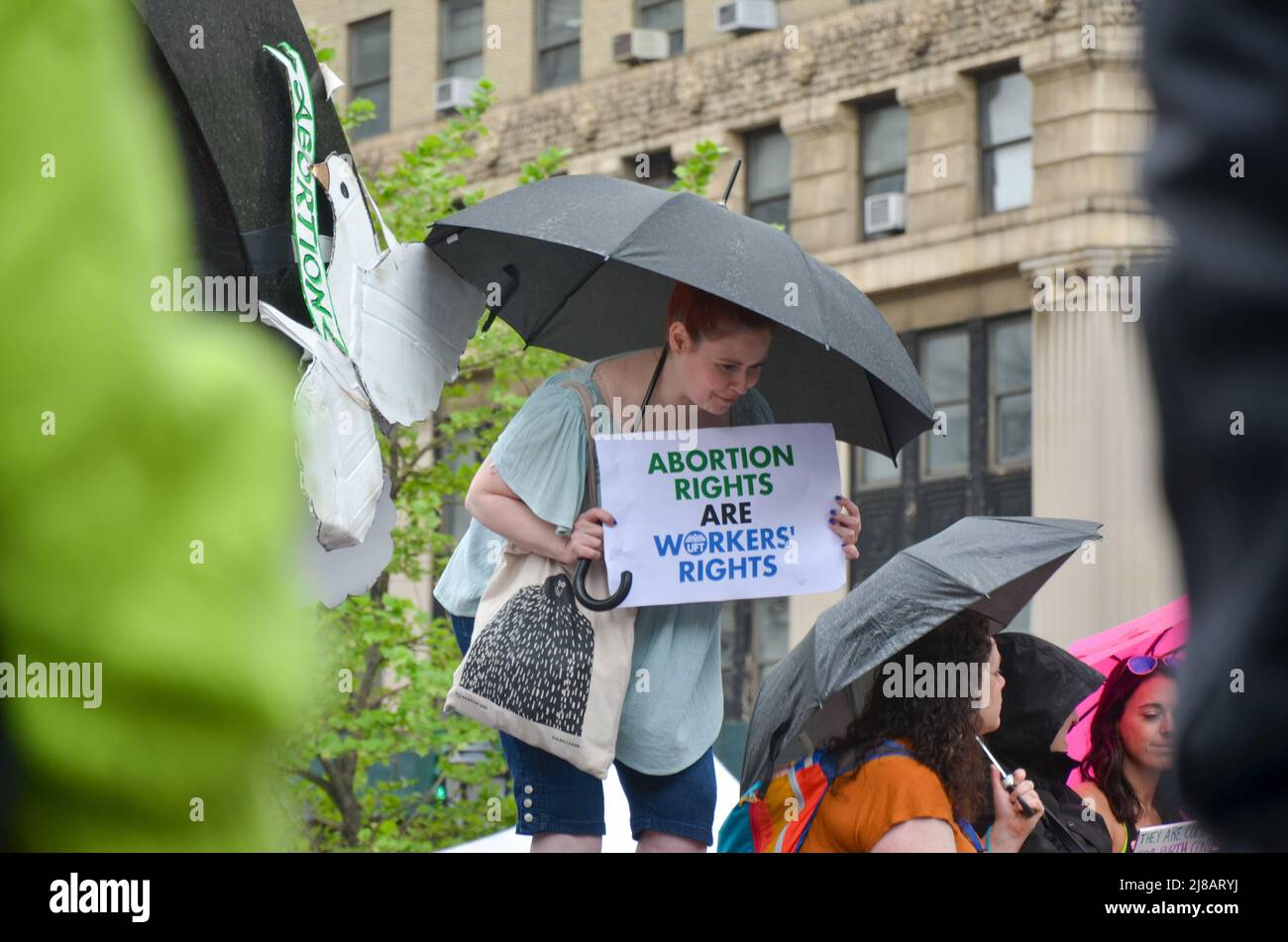 Una mujer está sosteniendo un cartel en Foley Square en la ciudad de Nueva York para exigir derechos reproductivos para todas las mujeres, el 14 de mayo de 2022. Foto de stock