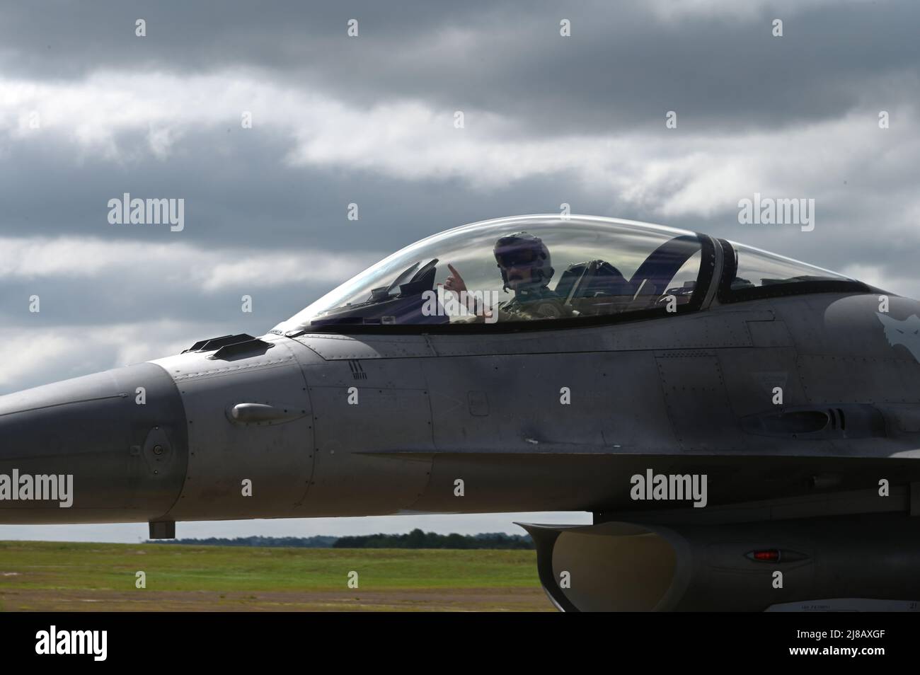 Aviones de la Fuerza Aérea de los Estados Unidos del ala de combate 169th en el Aeropuerto Metropolitano de Columbia, Carolina del Sur, regresan de Sentry Savannah 2022, el primer ejercicio anual de aviones de combate de la Guardia Nacional Aérea de los Estados Unidos en el Centro de Dominio Aéreo de Georgia, el 12 de mayo de 2022. El 169th Fighter Wing está utilizando temporalmente el Aeropuerto Metropolitano de Columbia, Condado de Lexington, Carolina del Sur, mientras que las reparaciones de la pista de aterrizaje ocurren en la Base de la Guardia Nacional Conjunta McEntire. (EE.UU Foto de la Guardia Nacional Aérea de Amy Bodkins clase 1st de Airman, ala de combate 169th, asuntos públicos) Foto de stock