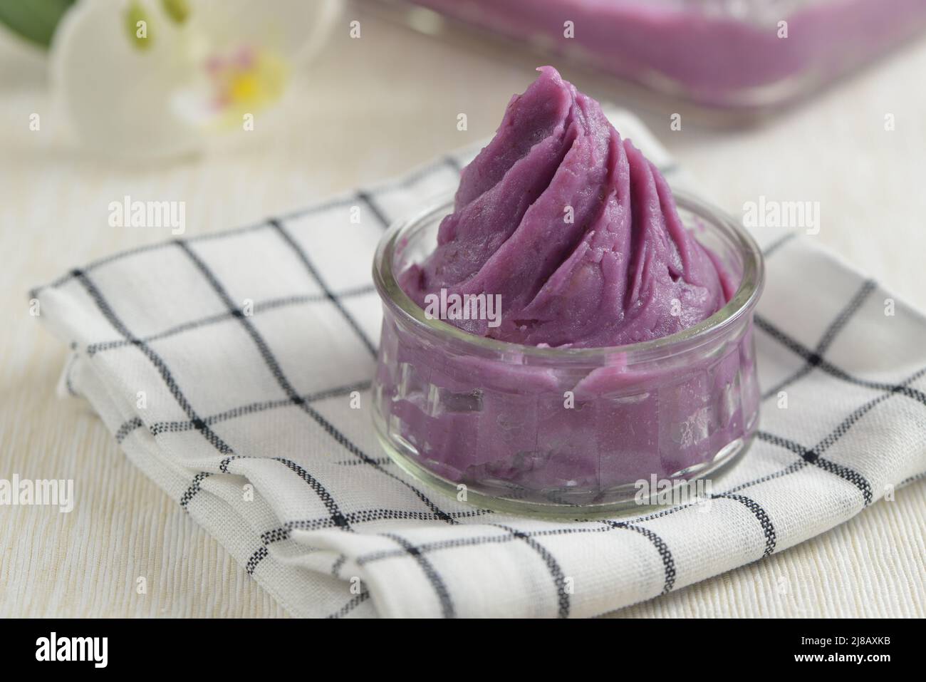 Pasta de ñame púrpura dulce en un tazón de vidrio Foto de stock