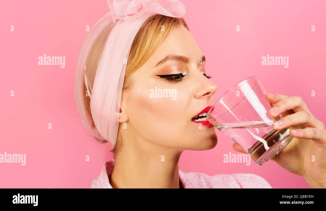 Mujer bebiendo vaso de agua pura por la mañana después de despertarse. Pérdida de peso. Estilo de vida saludable, dieta. Foto de stock