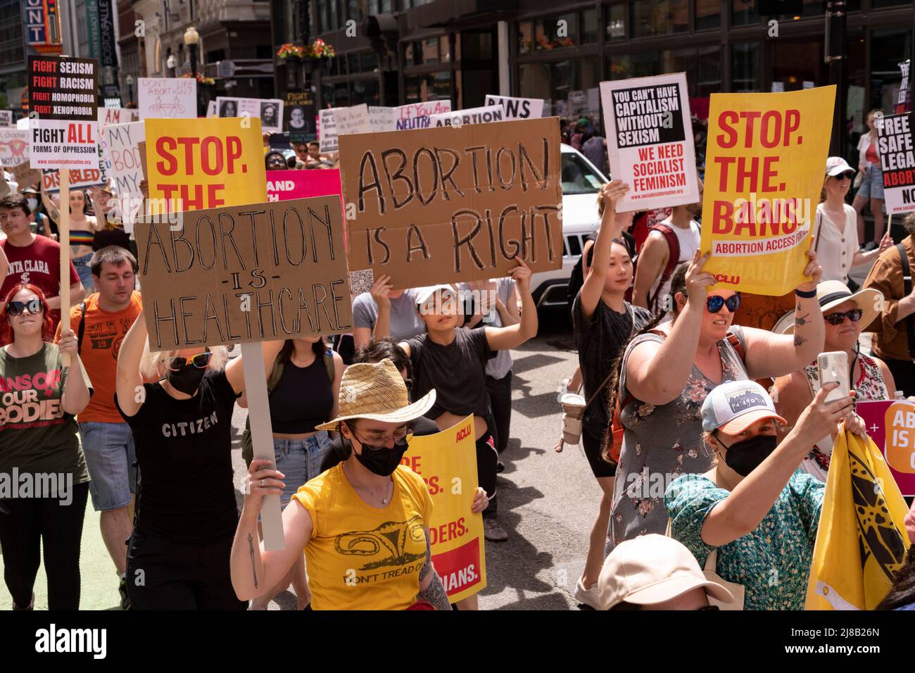 14 de mayo de 2022, Boston, Massachusetts EE.UU.: Manifestantes marchan durante una protesta por los derechos del aborto en Boston. Los manifestantes por la prohibición del aborto se están congregando en todo el país ante una decisión anticipada de la Corte Suprema que podría anular a las mujeres a un aborto. Crédito: Keiko Hiromi/AFLO/Alamy Live News Foto de stock