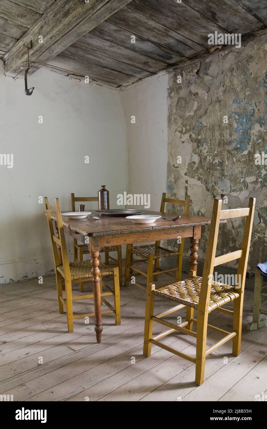 Antigua mesa de comedor y sillas en la cocina dentro de la antigua ciudad de alrededor de 1730 régimen francés Maison Drouin, Sainte-Famille, Ile d'Orleans, Quebec, Canadá. Foto de stock