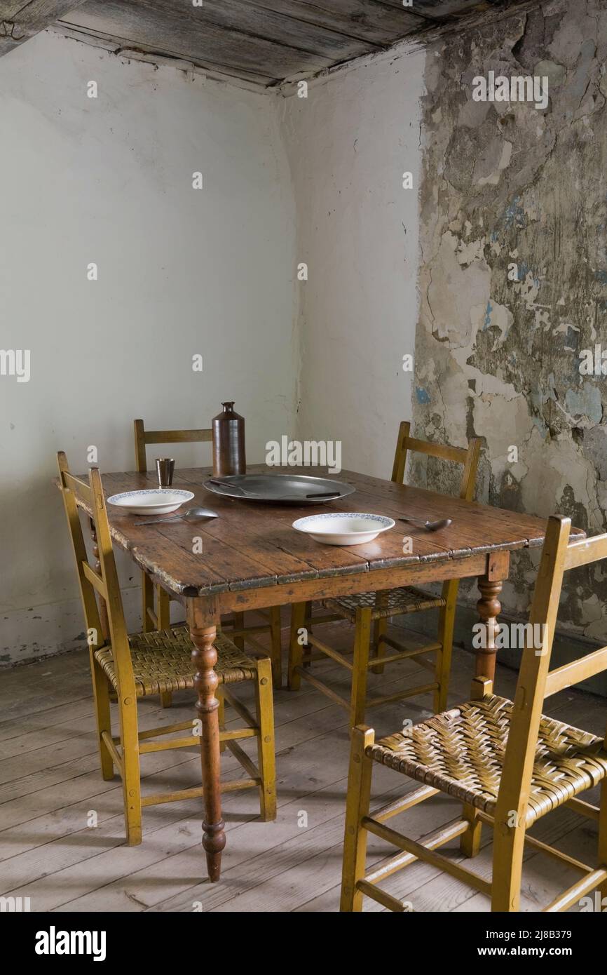 Antigua mesa de comedor y sillas en la cocina dentro de la antigua ciudad de alrededor de 1730 régimen francés Maison Drouin, Sainte-Famille, Ile d'Orleans, Quebec, Canadá. Foto de stock