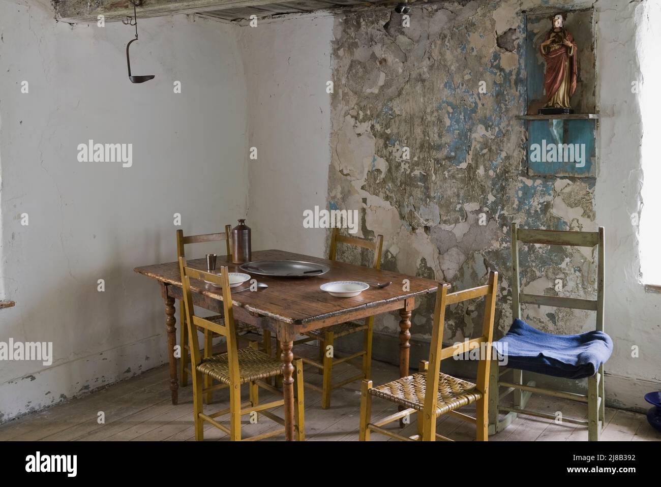 Antigua mesa de comedor y sillas en la cocina dentro de la antigua ciudad de alrededor de 1730 régimen francés Maison Drouin, Sainte-Famille, Ile d'Orleans, Quebec, Canadá. Foto de stock