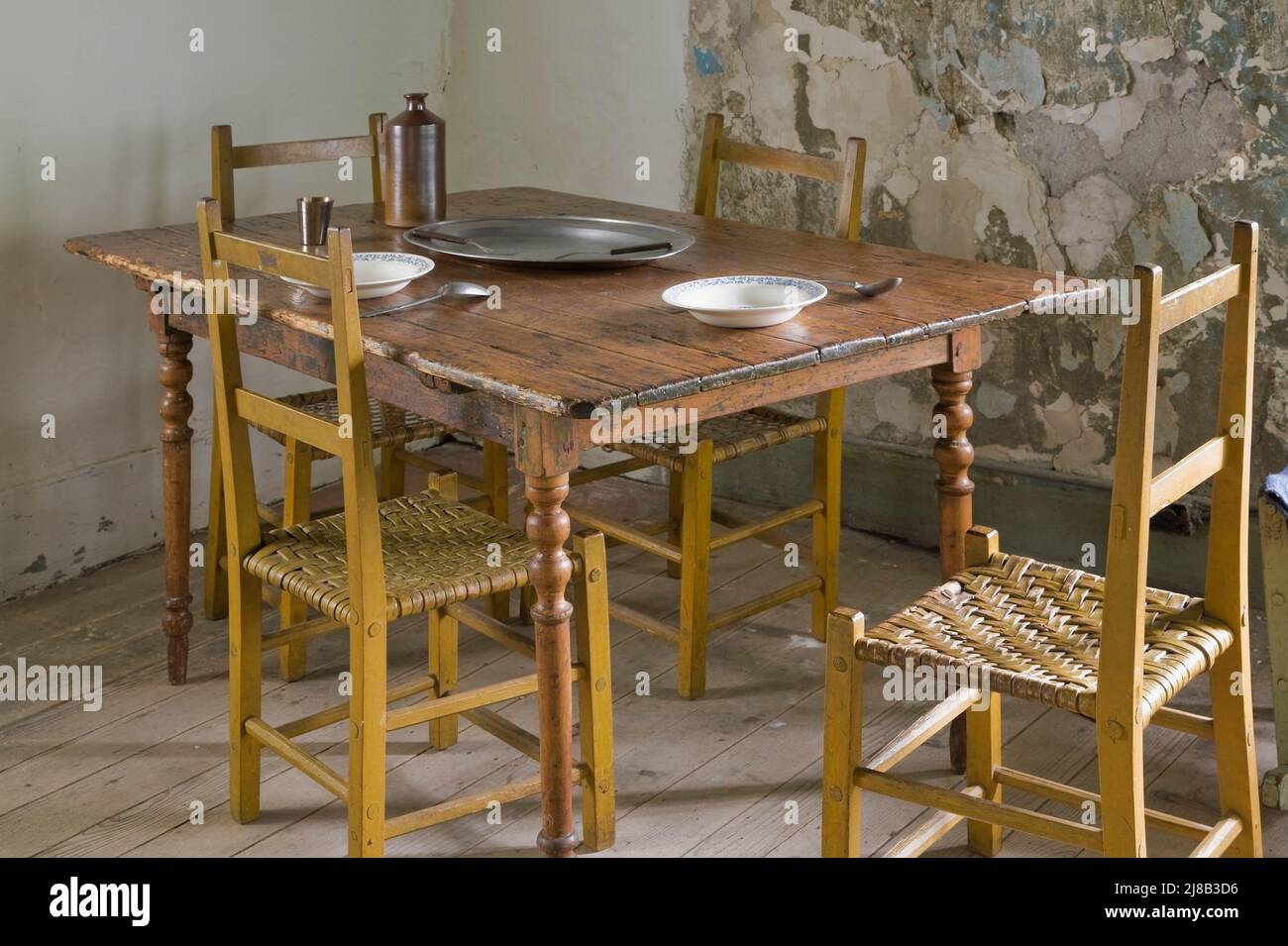 Antigua mesa de comedor y sillas en la cocina dentro de la antigua ciudad de alrededor de 1730 régimen francés Maison Drouin, Sainte-Famille, Ile d'Orleans, Quebec, Canadá. Foto de stock