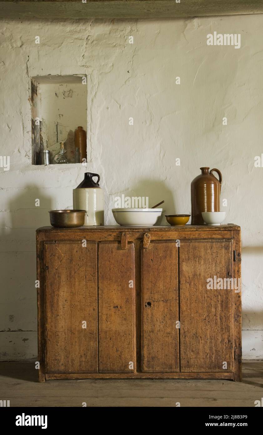 Antigua vajilla buffet con finos platos en la cocina dentro de la antigua  casa de estilo cabaña de alrededor de 1780 régimen francés Fotografía de  stock - Alamy