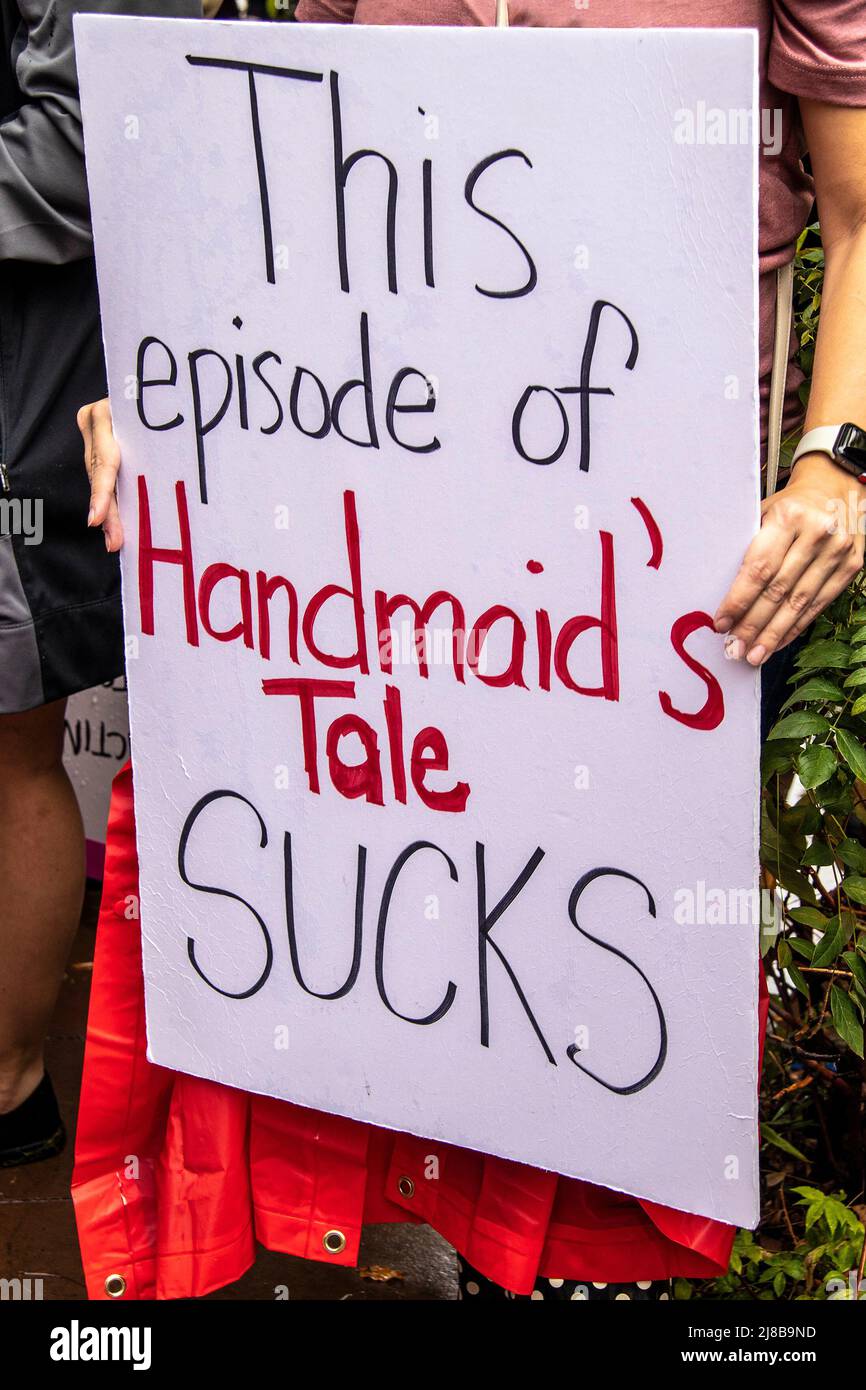 10-02-2021 Tulsa OK EE.UU. - Mujer que sostiene el signo en el rally de derechos reproductivos que hace referencia Handmaids Tale Foto de stock