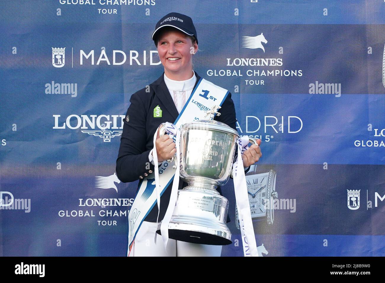 Madrid, España. 14th de mayo de 2022. Sanne Thijssen posará con un trofeo  durante el Gran Premio de Madrid del Tour Mundial de Campeones de Longines  en el Campeonato Global de Campeones