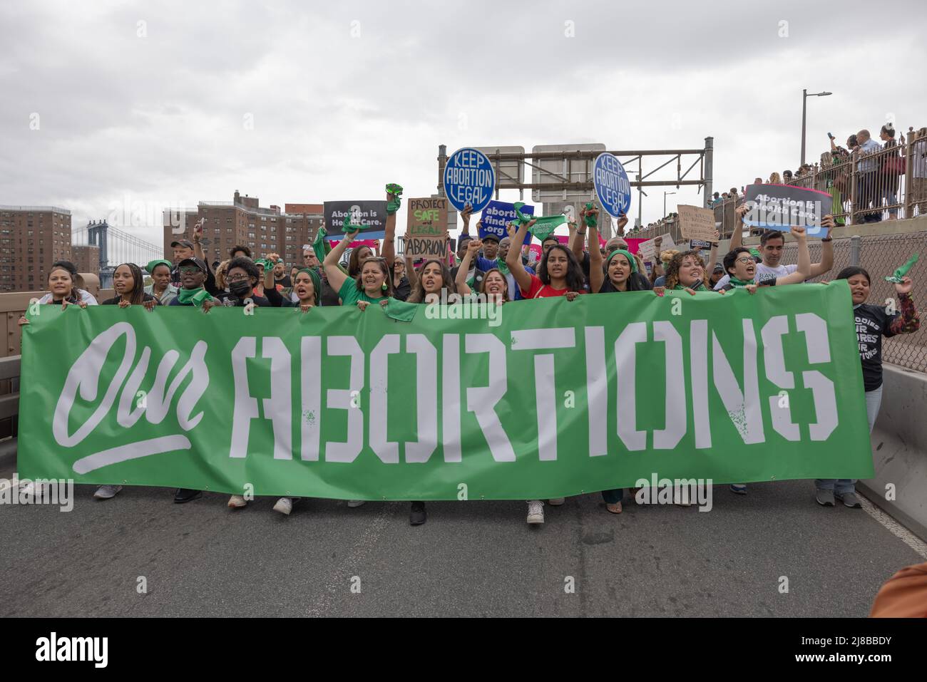 NUEVA YORK, N.Y. – 14 de mayo de 2022: Manifestantes por los derechos al aborto marchan a través del Puente de Brooklyn durante una manifestación. Foto de stock