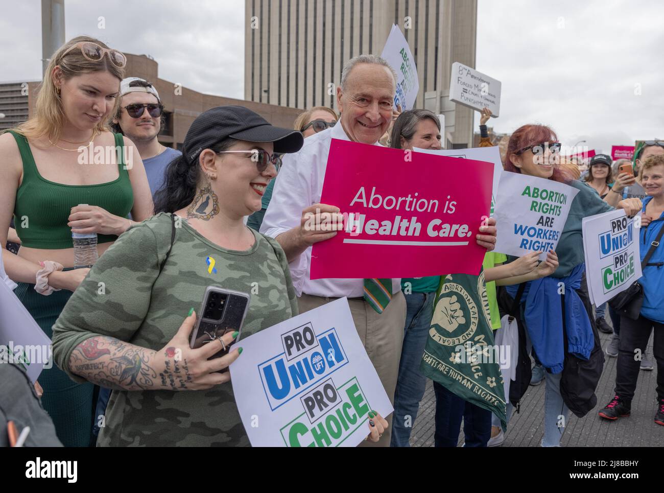 NUEVA YORK, N.Y. – 14 de mayo de 2022: El líder de la mayoría del Senado de los Estados Unidos, Chuck Schumer, se marcha por el Puente de Brooklyn durante una protesta por los derechos al aborto. Foto de stock