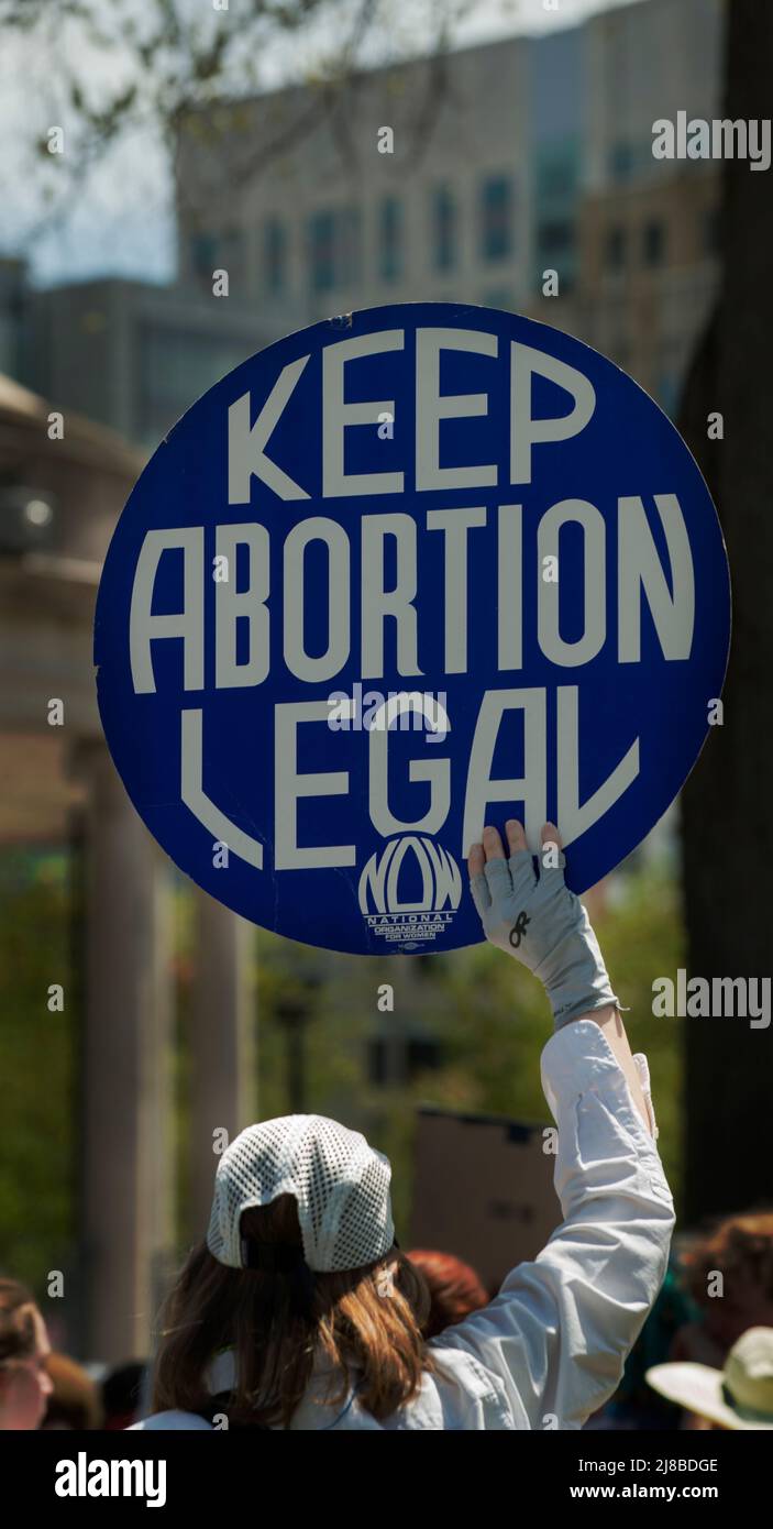 Boston, Massachusetts, EE.UU. 14 de mayo de 2022. Miles de personas asisten a una de las muchas manifestaciones pro-aborto en los Estados Unidos en un Día Nacional de Protesta en respuesta a un documento filtrado escrito por el actual juez de la Corte Suprema que sugiere la revocación de la decisión de la Corte Suprema Roe contra Wade de 1973 que legalizó el aborto Estados Unidos. Crédito: Chuck Nacke / Alamy Live News Foto de stock