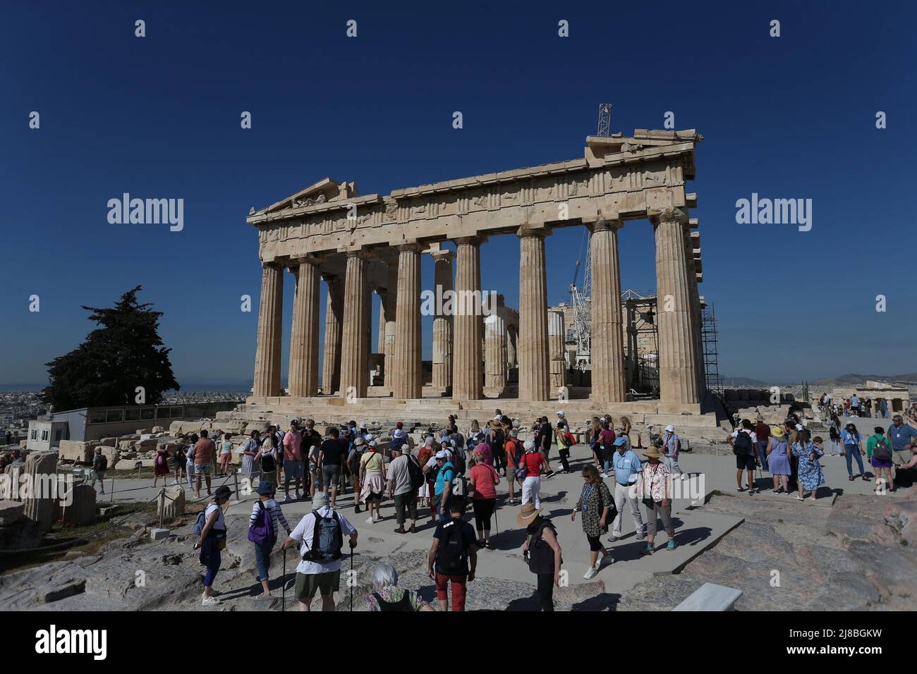 Muchedumbre de turistas sobre el Partenón en la colina de la Acrópolis. El  turismo es la economía popular del país, y el dinero del turismo va  directamente a la economía real. El