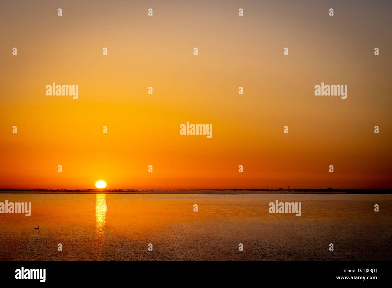 15 de mayo de 2022, Baja Sajonia, Winzlar: El sol se levanta sobre el Steinhuder Meer. Foto: Moritz Frankenberg/dpa Foto de stock