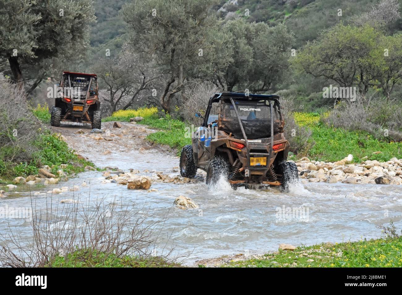 ATV cruzando un arroyo en invierno, Galilea, Israel Foto de stock