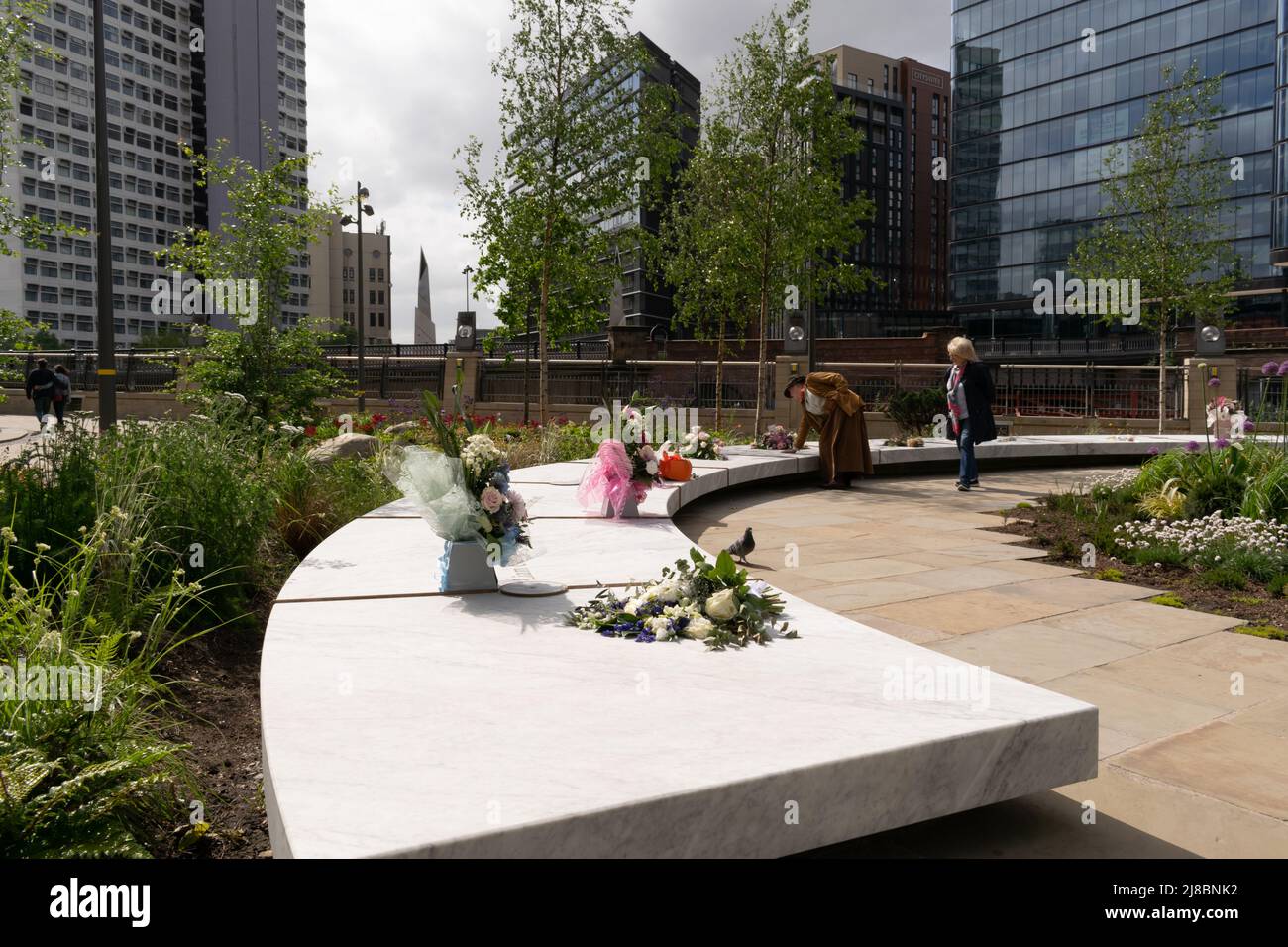 Monumento al Glade of Light para el ataque terrorista Manchester Arena. Manchester Reino Unido. Foto de stock