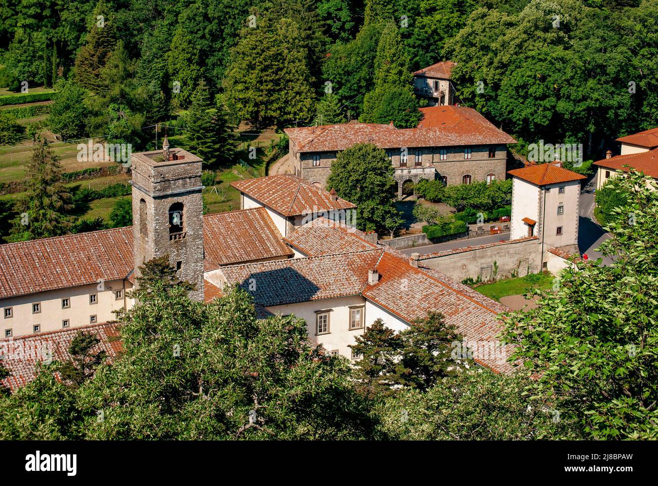 Vista aérea de la Abadía de Vallombrosa, rodeada de bosques de haya y fundada en el siglo 11th por Giovanni Gualberto, provincia de Florencia, Italia Foto de stock