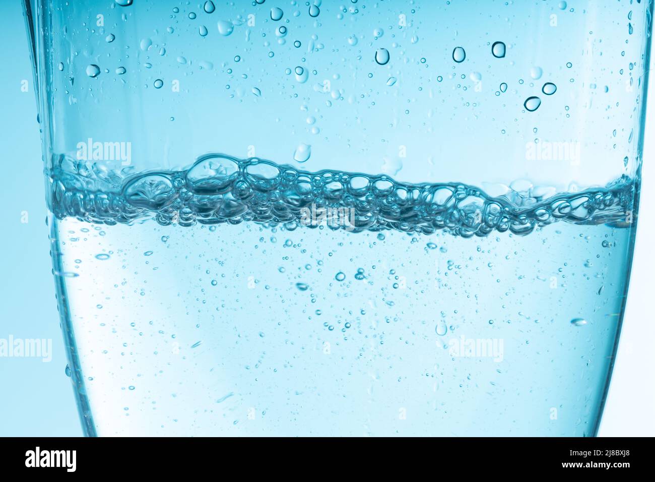 ola de agua en un vaso de vidrio. agua limpia y clara. Fotografías de alta  calidad Fotografía de stock - Alamy