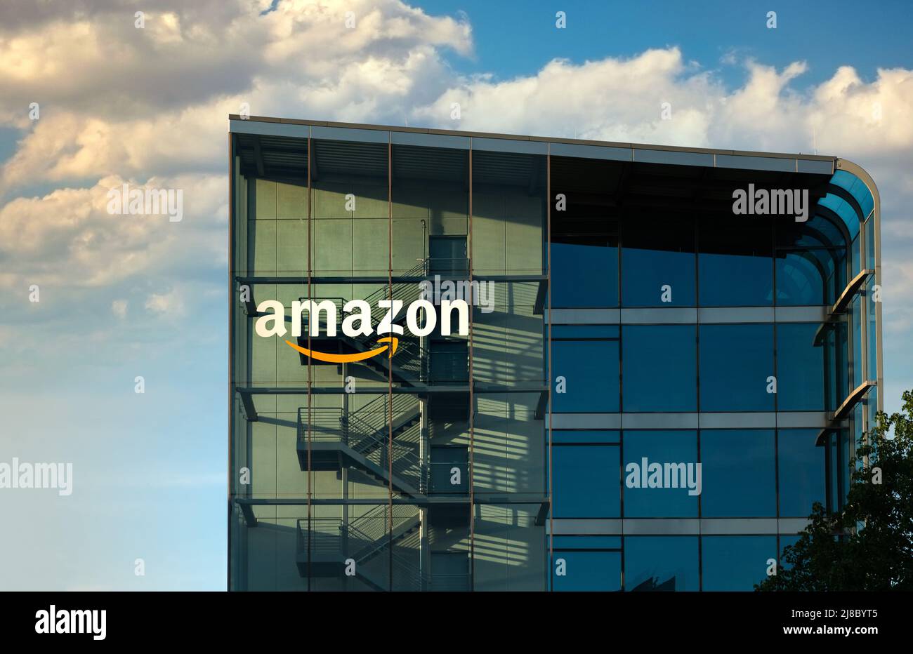 15 de mayo de 2022 Munich, Alemania: Logotipo de Amazon en su edificio principal Foto de stock