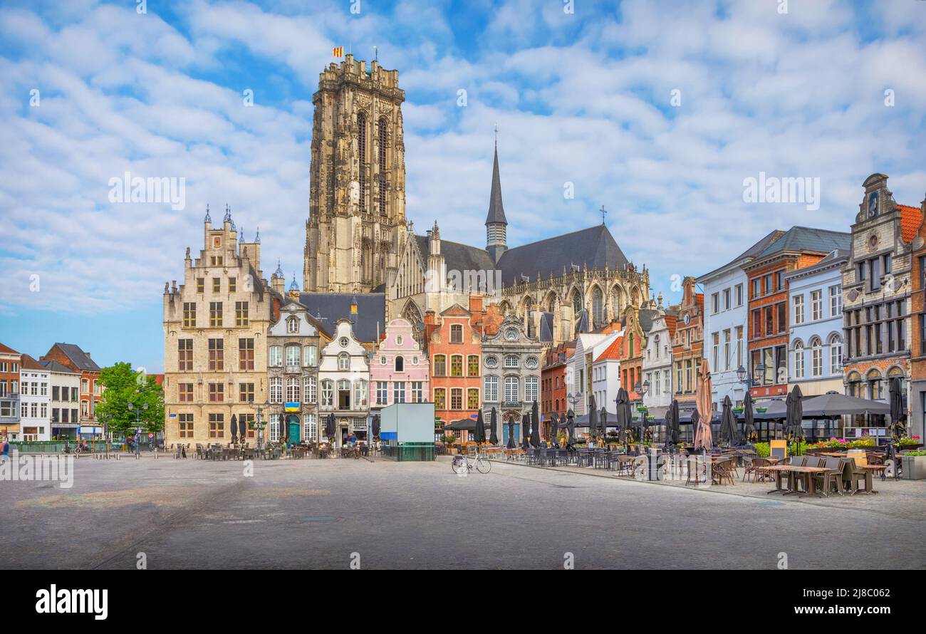 Mechelen, Bélgica. Vista de edificios antiguos en la plaza Grote Markt Foto de stock