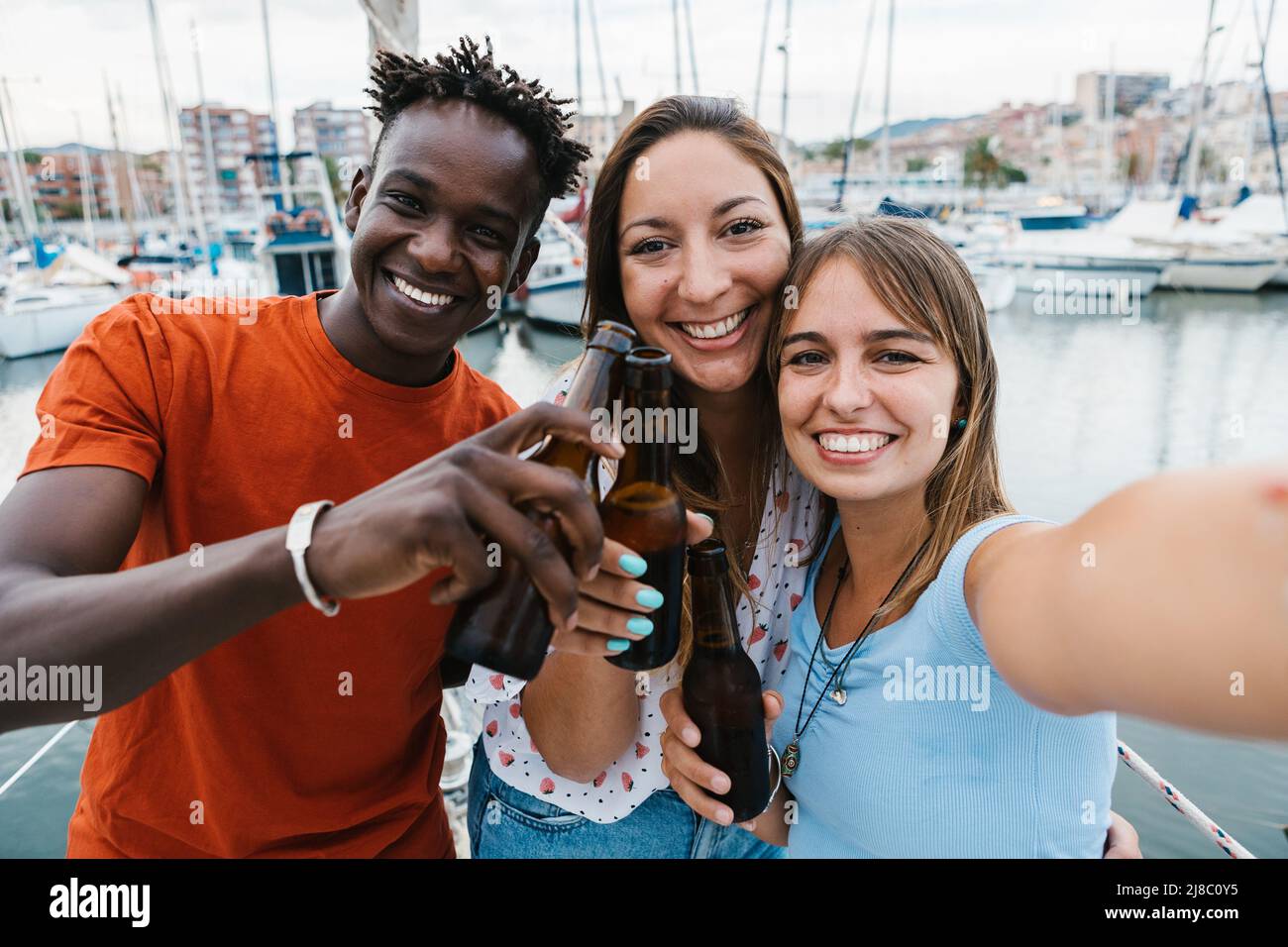 Sonriendo gente milenaria tomando retrato selfie con teléfono móvil Foto de stock