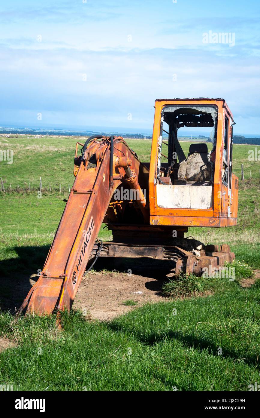 Excavadora abandonada en tierras de labranza cerca de Waverly, South Taranaki, North Island, Nueva Zelanda Foto de stock