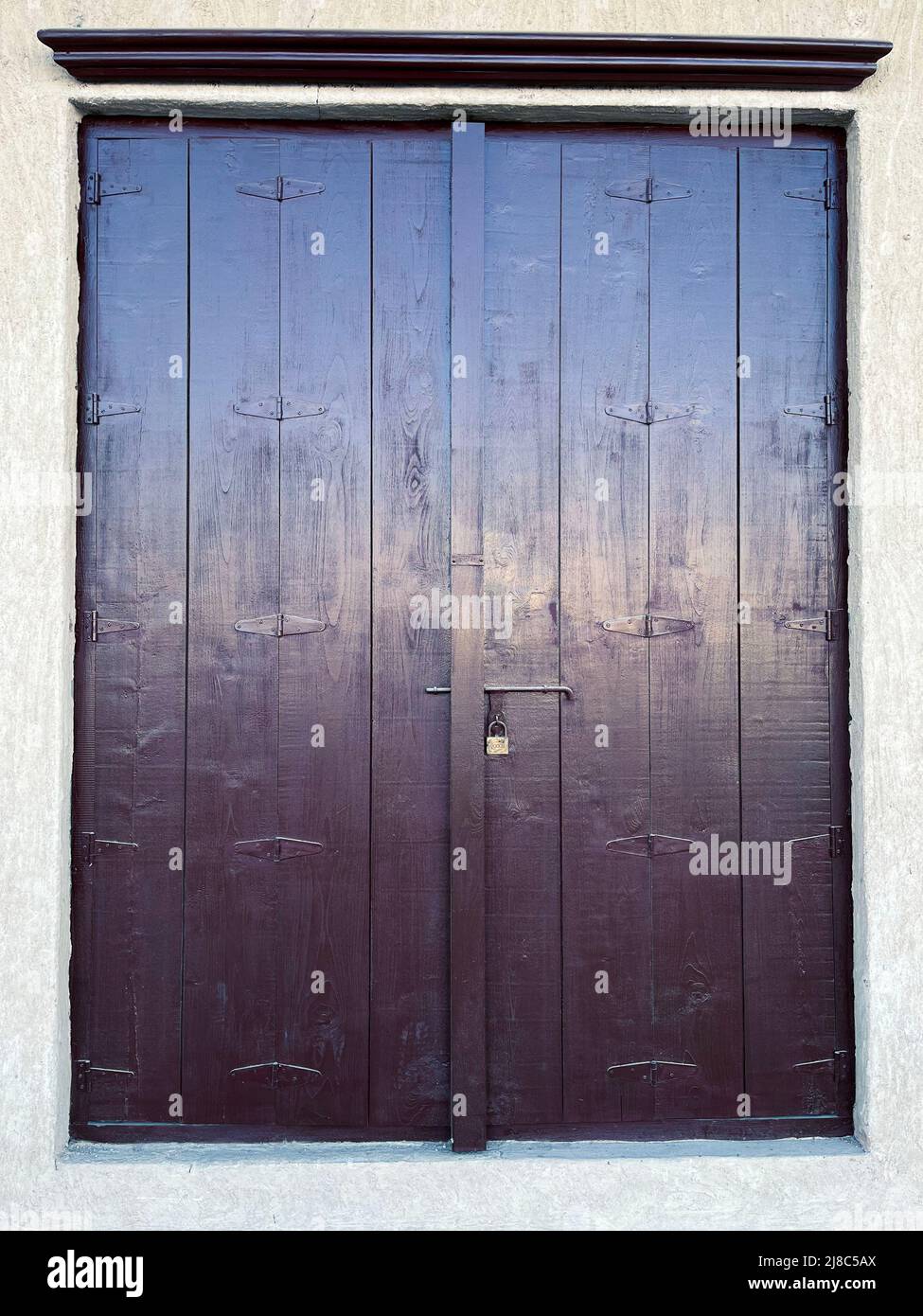 antigua puerta marrón de madera en una casa oriental. Foto de stock