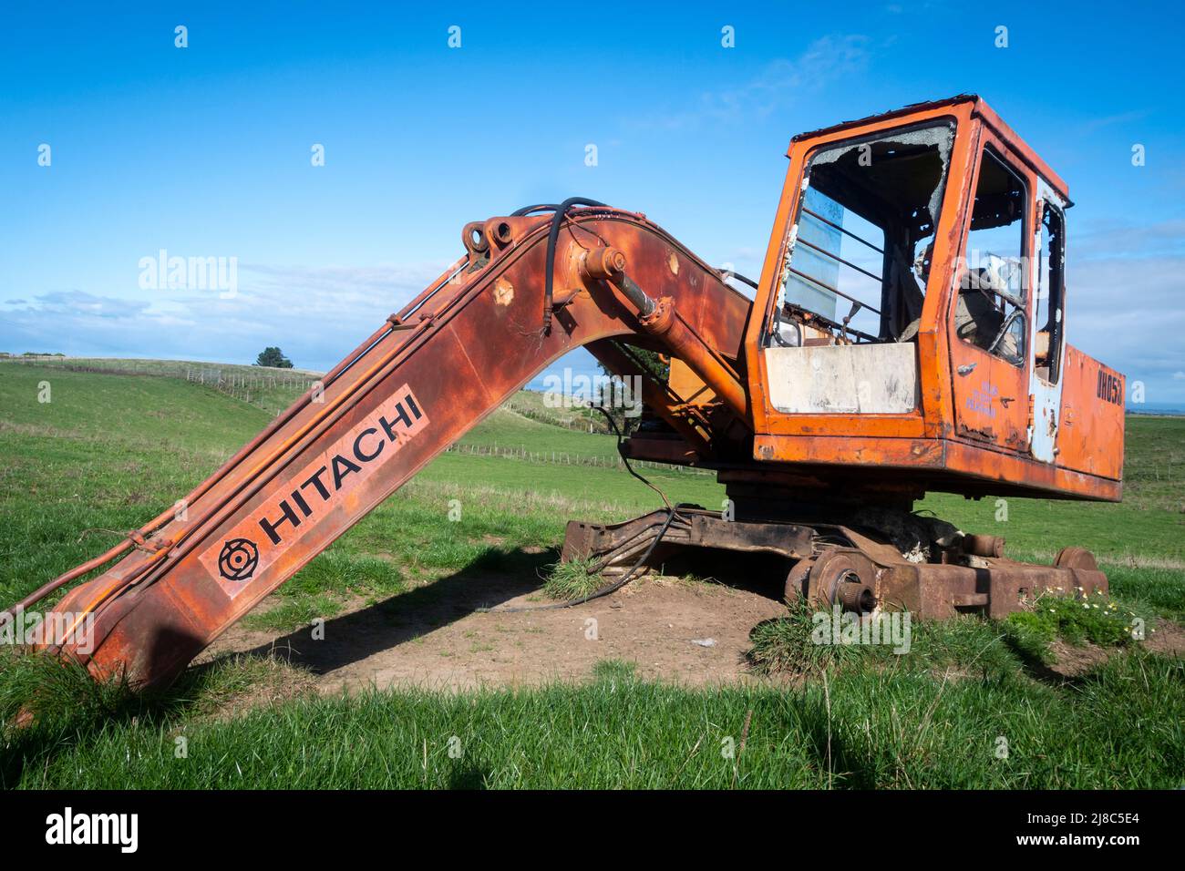 Excavadora abandonada en tierras de labranza cerca de Waverly, South Taranaki, North Island, Nueva Zelanda Foto de stock