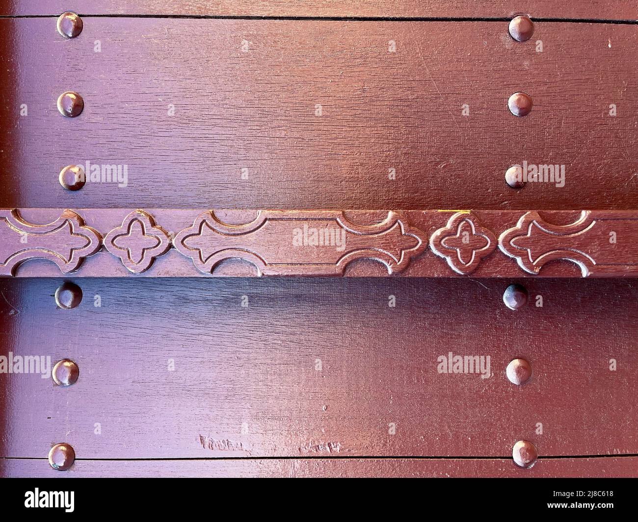 textura fondo puertas de madera vintage con remaches metálicos y tallas. Foto de stock