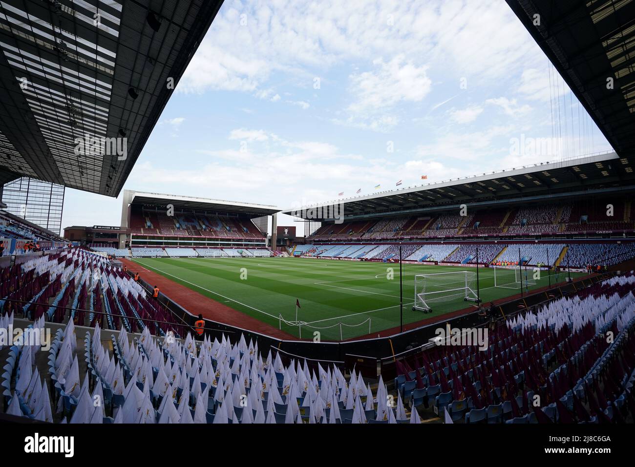 Una vista del campo y las banderas en los asientos en los stands antes del partido de la Premier League en Villa Park, Birmingham. Fecha de la foto: Domingo 15 de mayo de 2022. Foto de stock