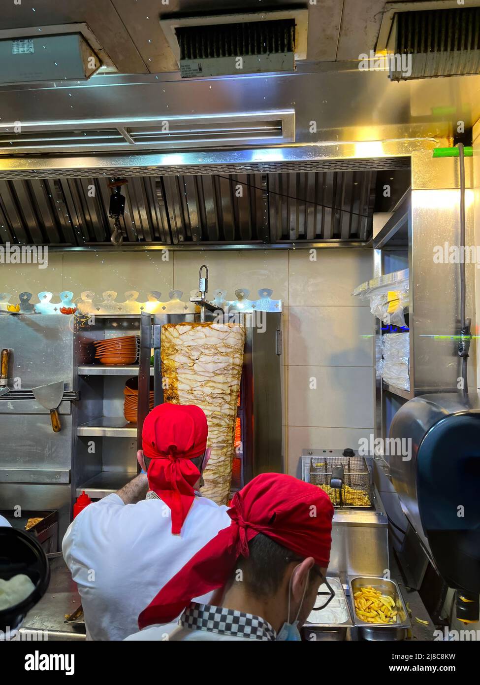 Los chefs preparan shawarma árabe en la cocina. Foto de stock
