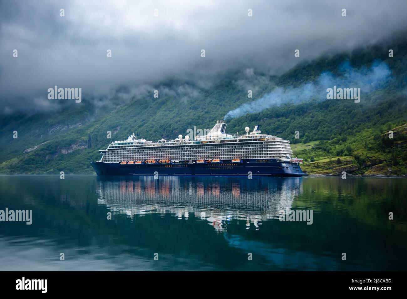 Crucero, Crucero en el fiordo de Geiranger, Noruega. Los fiordos de Noruega es uno de los lugares turísticos más visitados. Fiordo de Geiranger, un UNESCO World Herita Foto de stock
