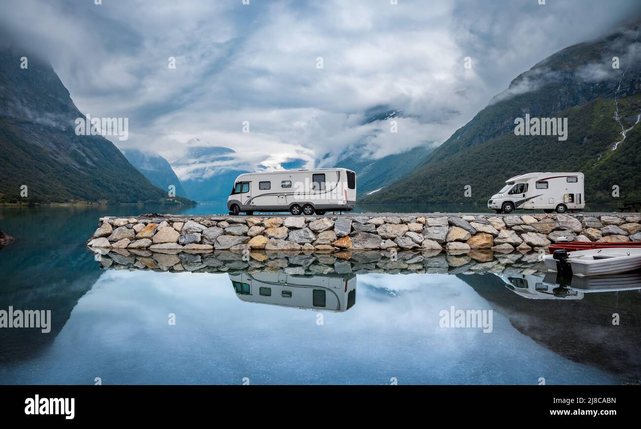 Family Vacation Travel RV, viaje de vacaciones en autocaravana, caravana alquiler de vacaciones. Hermosa naturaleza noruega paisaje natural. Foto de stock