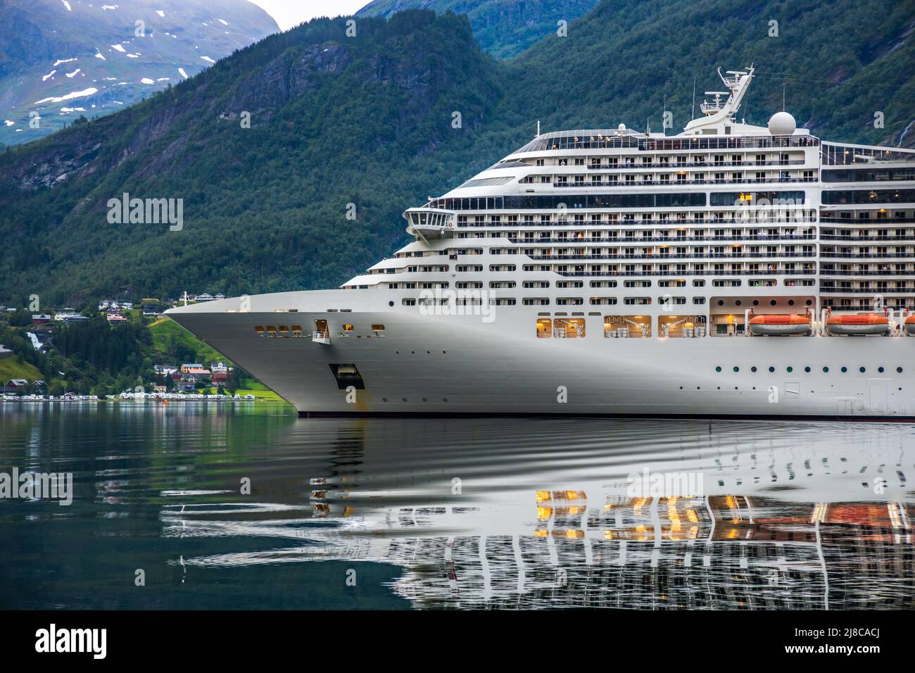 Crucero, Crucero en el fiordo de Geiranger, Noruega. Los fiordos de Noruega es uno de los lugares turísticos más visitados. Fiordo de Geiranger, un UNESCO World Herita Foto de stock