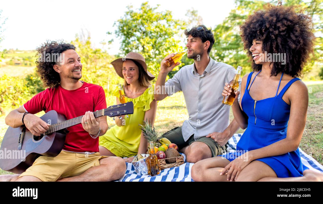 Familia y amigos haciendo picnic fotografías e imágenes de alta