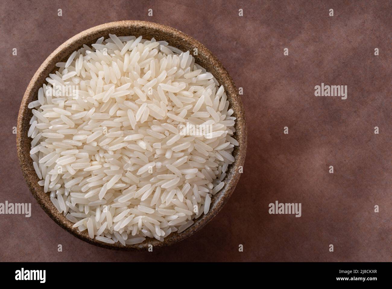Sin cocer el arroz jazmín en un tazón Foto de stock