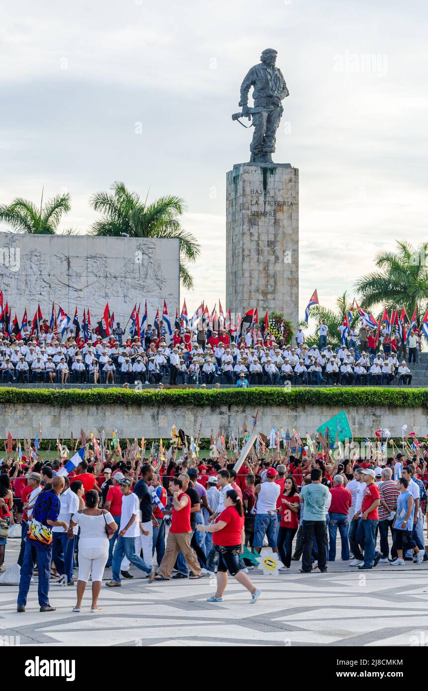 Las tradicionales celebraciones del Día de Mayo o del Día de los Trabajadores se celebran anualmente en la Plaza de la Revolución del Che Guevara y en el Monumento Conmemorativo Foto de stock