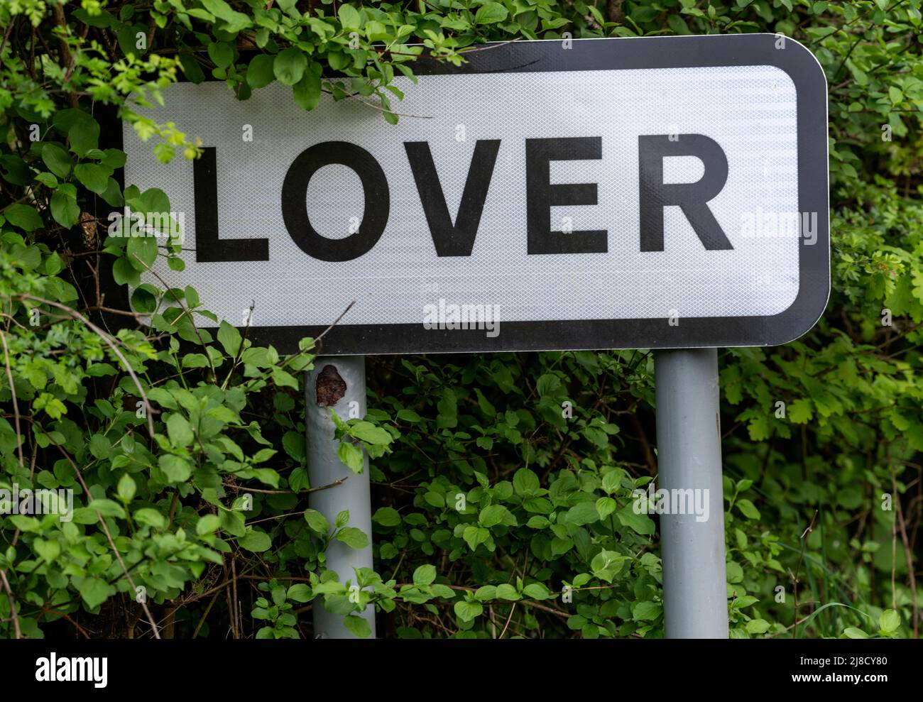 Señal de límite del pueblo en Lover a Wiltshire pueblo cerca de la frontera de Hampshire, Wiltshire, Inglaterra, Reino Unido Foto de stock