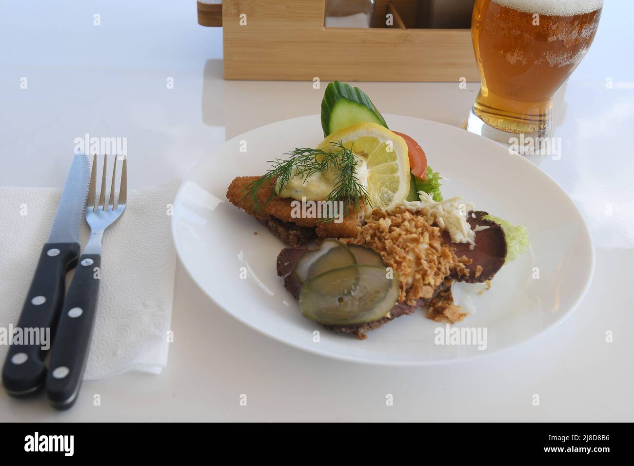 Copenhague/Dinamarca/15 de mayo de 2022/.Almuerzo danés frío abierto