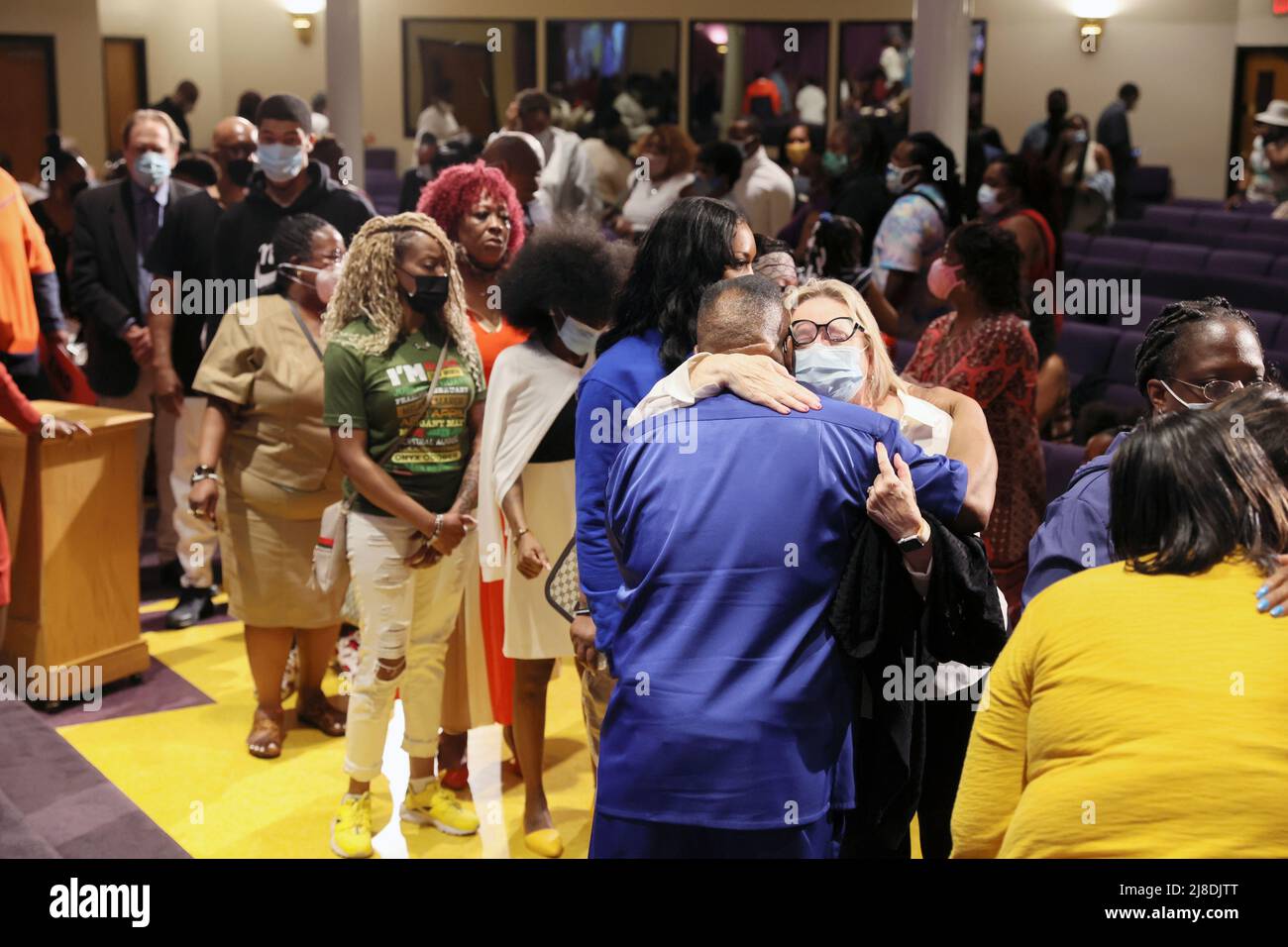 Los feligreses conviven y saludan a la familia y amigos de las víctimas del  tiroteo del supermercado TOPS, en la iglesia bautista de True Bethel en  Buffalo, Nueva York, . 15 de
