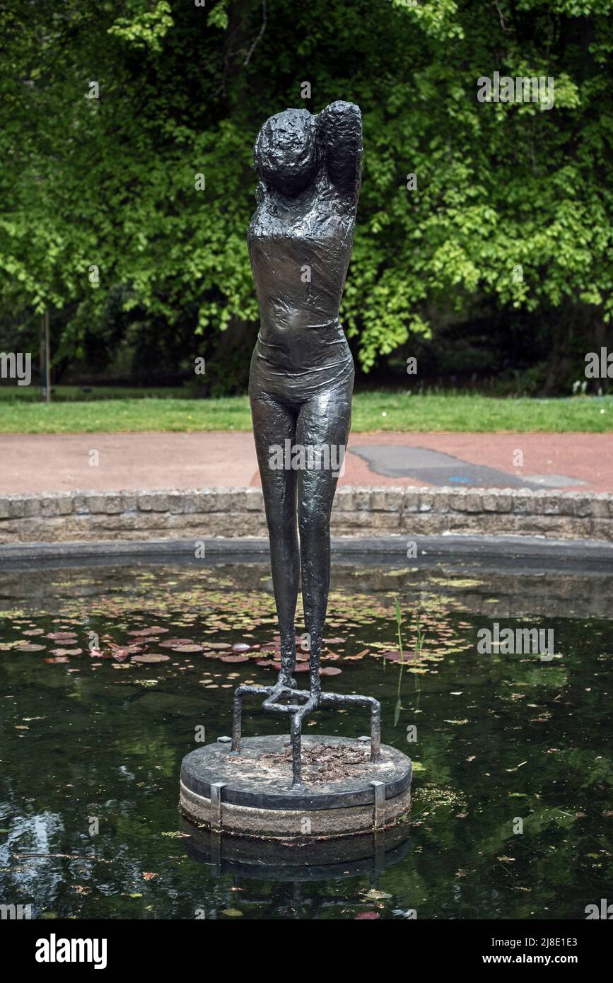 'Girl', una escultura de bronce de Reg Butler (1913-81) en los terrenos del Real Jardín Botánico de Edimburgo, Escocia, Reino Unido. Foto de stock