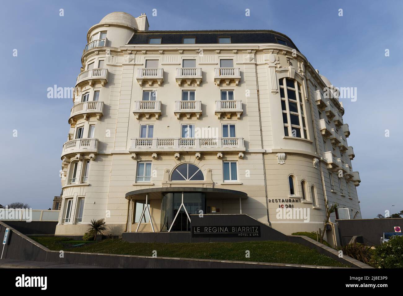 El Le Regina Biarritz Hotel Spa ocupa un edificio emblemático de la Belle  Epoque de 1907, situado en Biarritz y con vistas a la bahía, y cuenta con  un amplio Art Deco