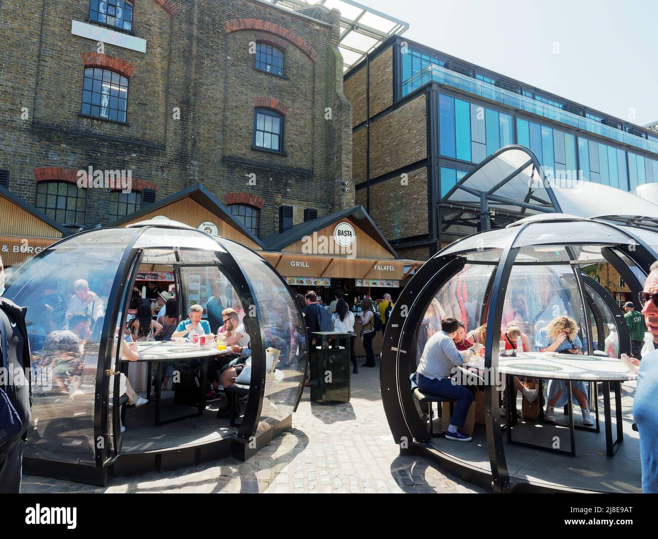 Vista de los puestos de comida y bebida y de los comensales que comen en los iglúes de los restaurantes en el mercado de Camden en Londres Foto de stock